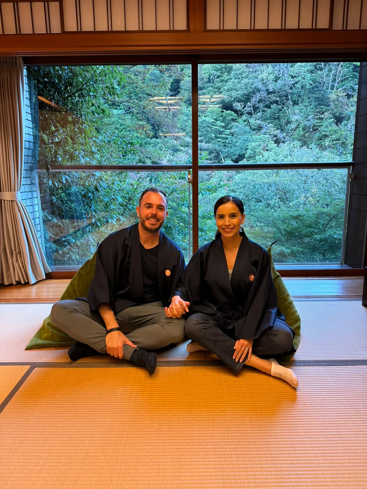 Pareja en un ryokan con vista al bosque