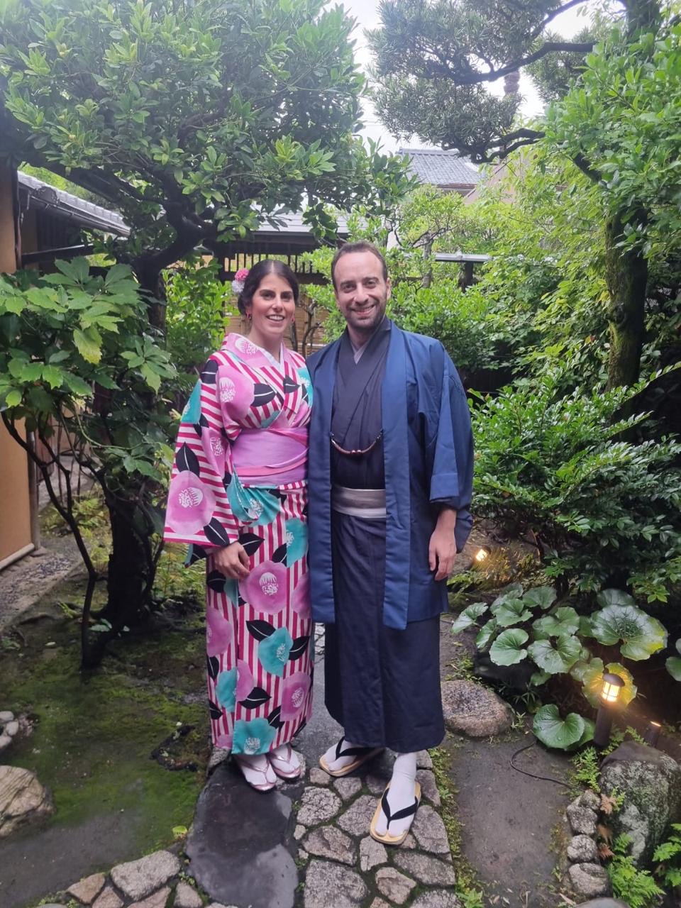Pareja en yukata en un jardín japonés