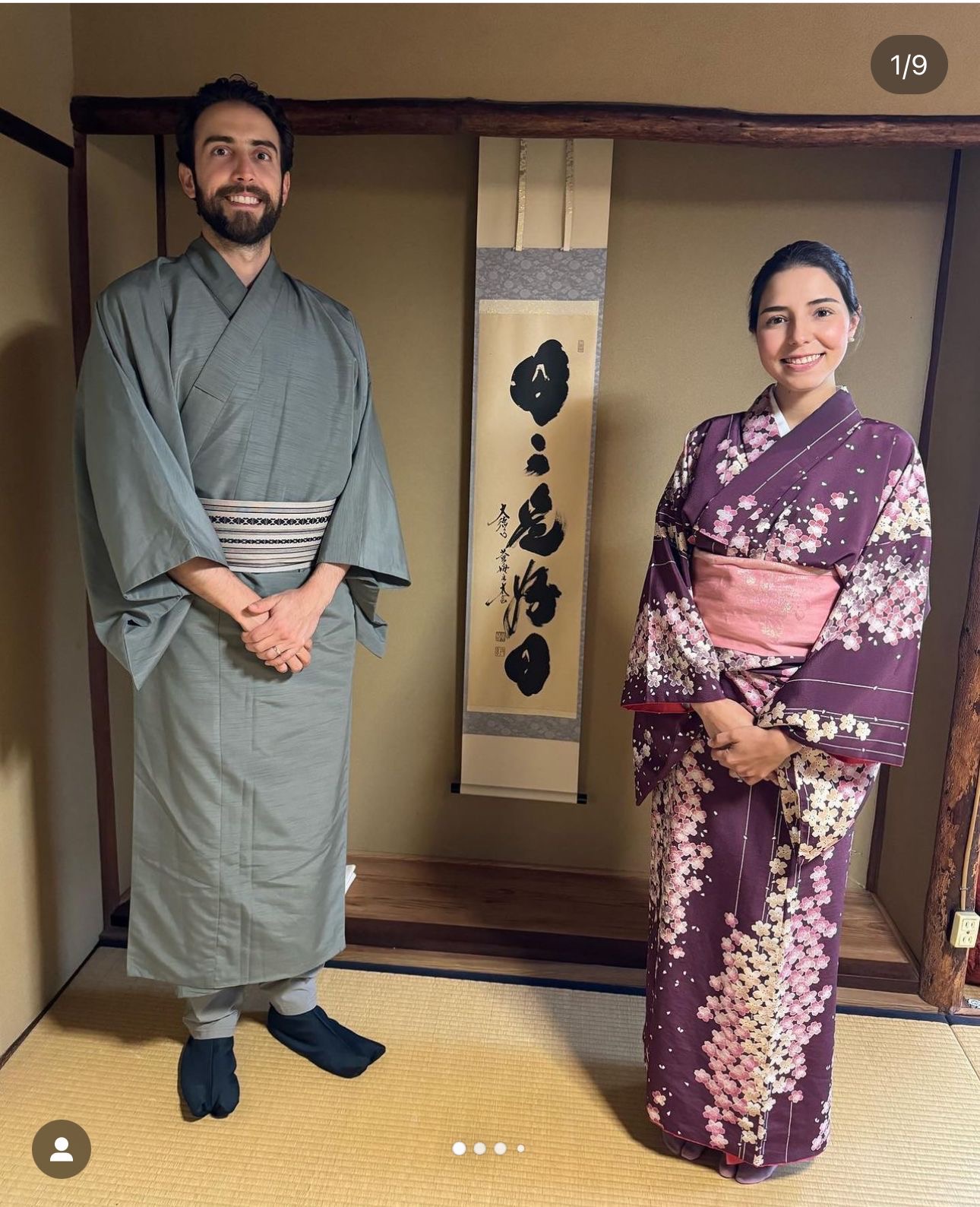 Pareja en kimono en una casa tradicional de té