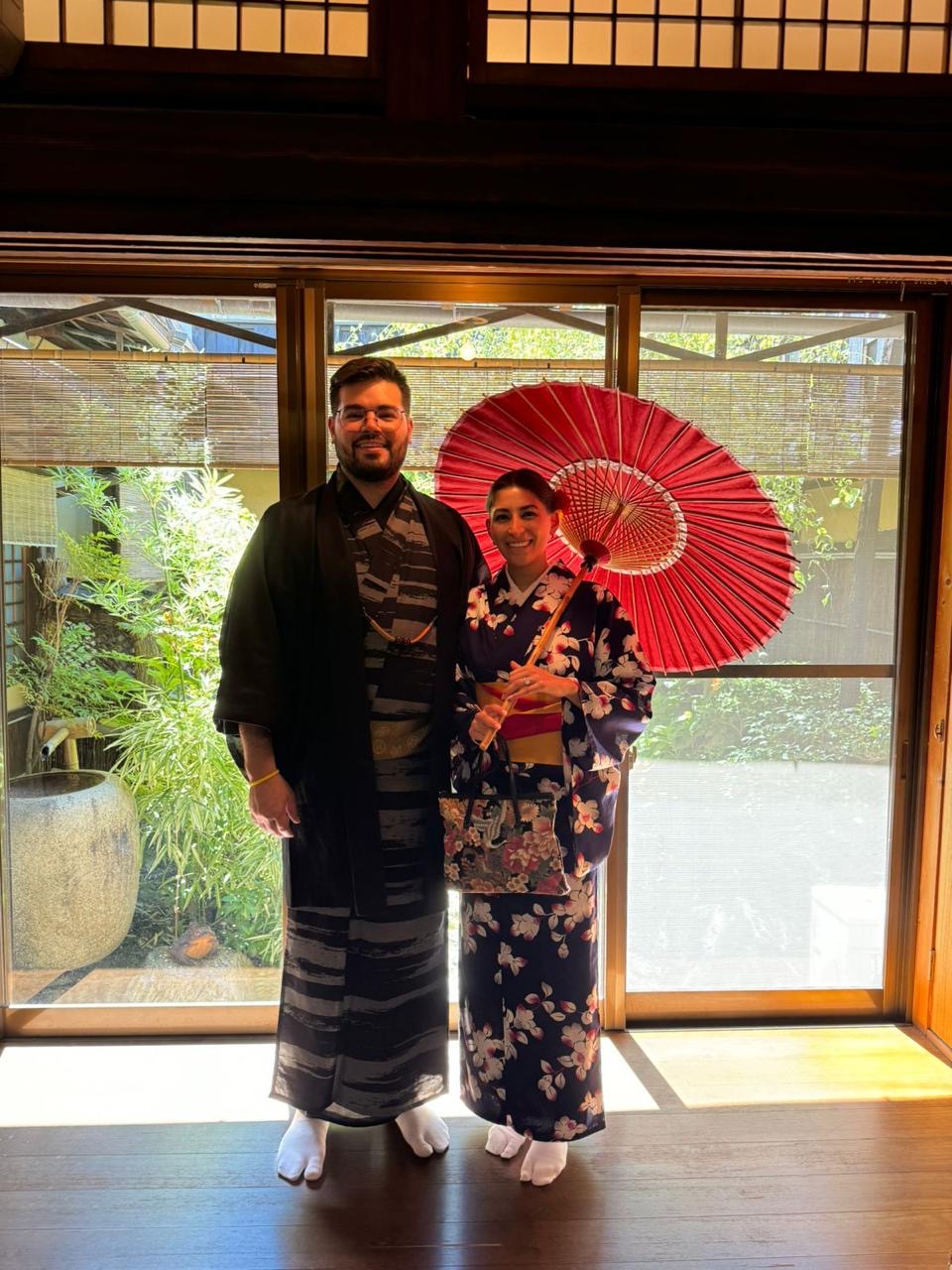 Pareja en kimono con sombrilla roja